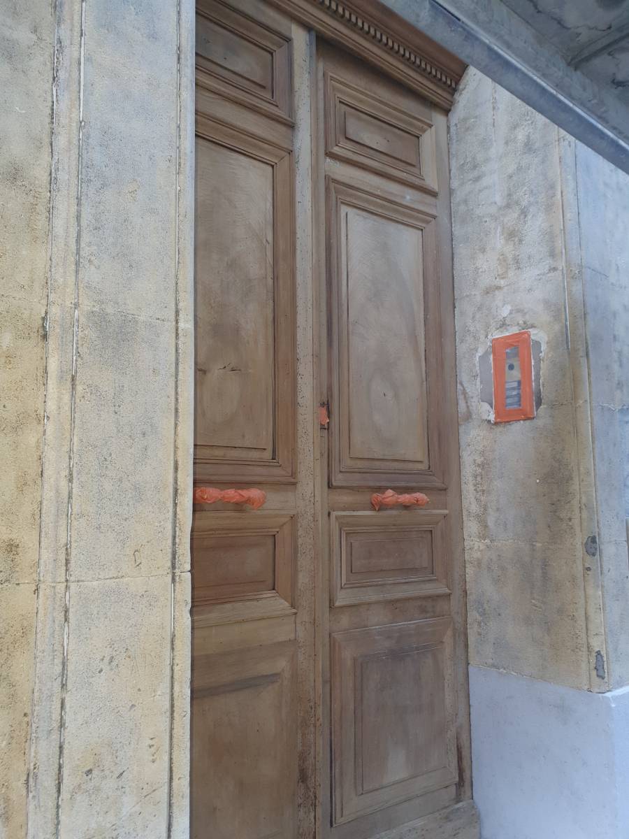 Décapage par aérogomage d'une porte d'immeuble Marseille