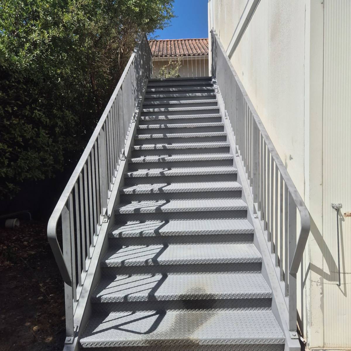 Sablage escalier en fer à Toulon
