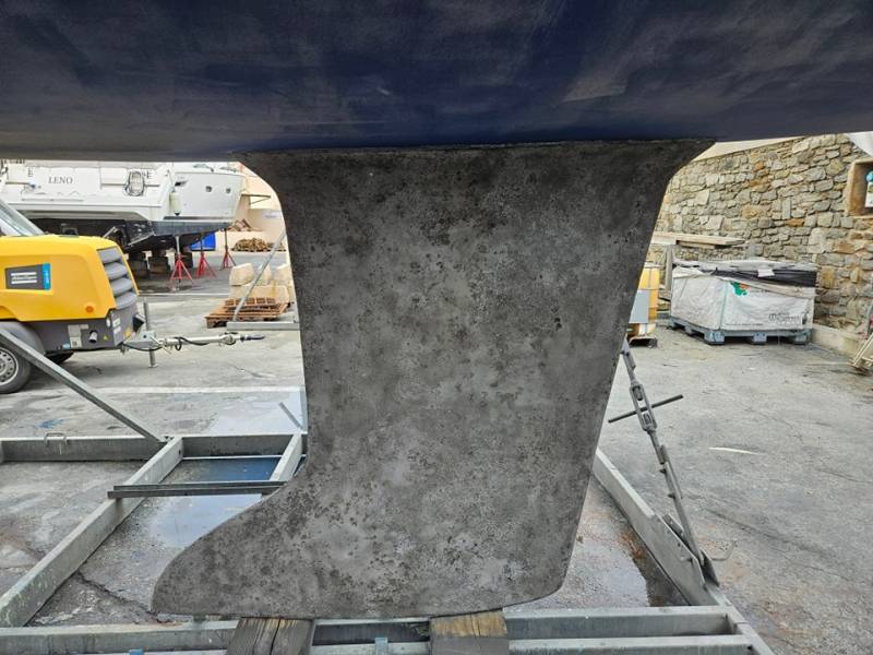 Sablage quille de bateau à Bormes-Les-Mimosas