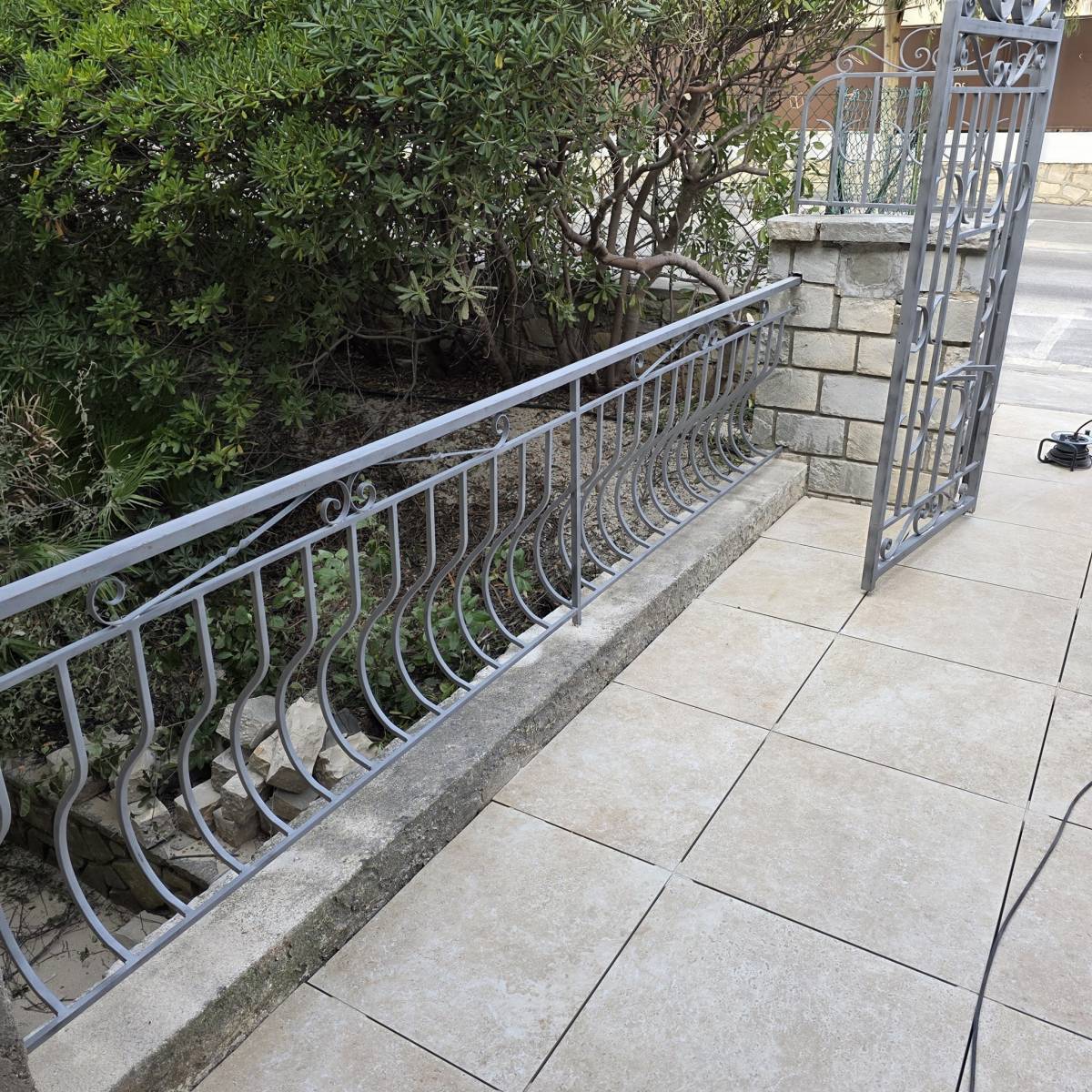 Sablage d'une rambarde et portail en métal à Cuers